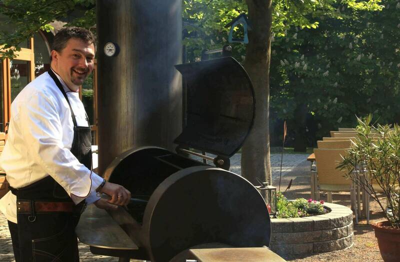 Csm erbgericht enrico schulz der gastgeber am smoker auf der hotelterrasse 54ae04a786