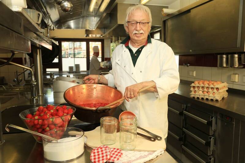 Landidyll hotel weidenbrueck swisttal willy weidenbrueck der seniorchef kocht marmelade