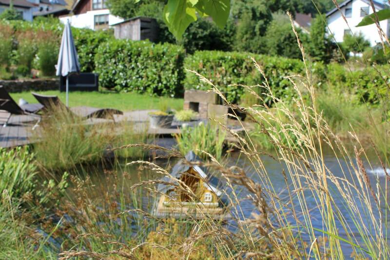 Maarblick wellnessgarten mit teich im sommer