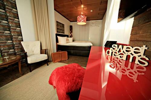 Csm landidyll wilminks parkhotel neuenkirchen muensterland behagliche zimmer im retrostyle buecherzimmer mit koffer 619f58be8a