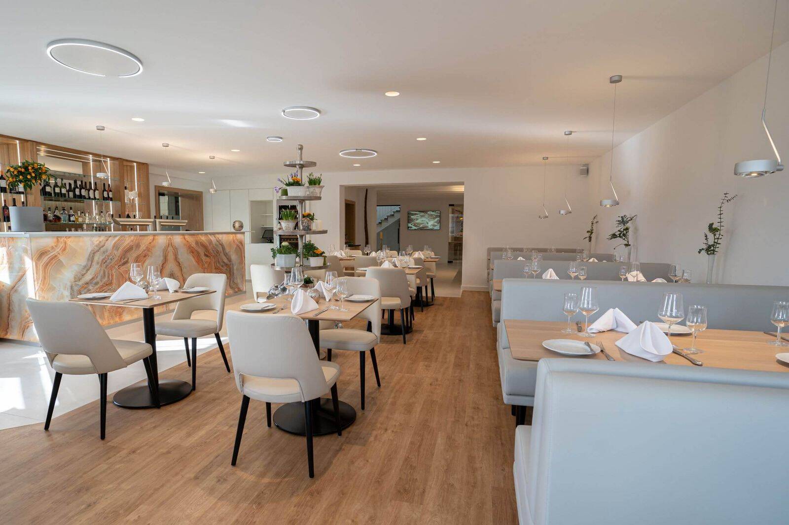 Csm landidyll hotel weidenbrueck swisttal neues helles wohlfuehlambiente im restaurant mit vielen weissen moebeln 2bdea005ba