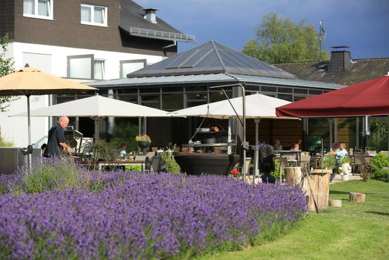 Landidyll hotel birkenhof hunsrueck moderne und natur terrasse grillzeit im sommer